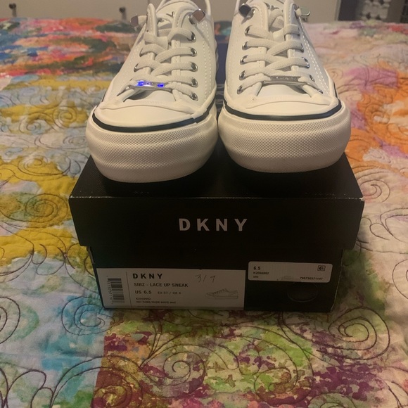 DKNY SIBZ SNEAKER - Picture 2 of 4